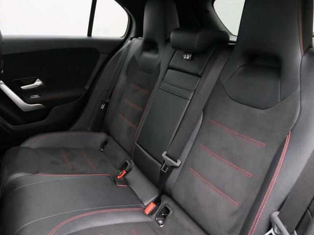 Mercedes-Benz A-KLASSE 180 Business Solution AMG AMG Line | Night Pakket | Panorama Schuif-Kanteldak | Sfeerverlichting | MultiBeam koplampen | Memory Voorstoelen. Inclusief 24 maanden MB Certified garantie voor Europa.