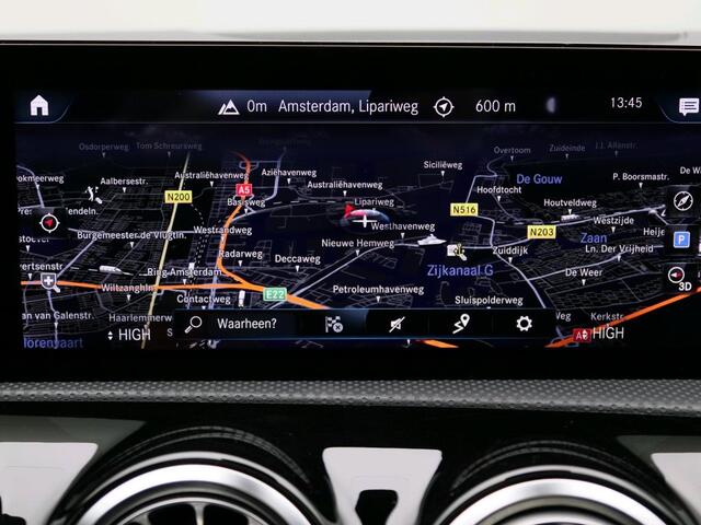 Mercedes-Benz A-KLASSE 180 Business Solution AMG AMG Line | Night Pakket | Panorama Schuif-Kanteldak | Sfeerverlichting | MultiBeam koplampen | Memory Voorstoelen. Inclusief 24 maanden MB Certified garantie voor Europa.