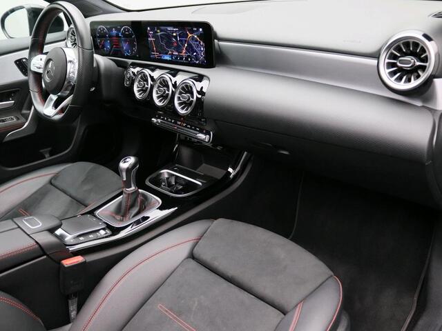 Mercedes-Benz A-KLASSE 160 Business Solution AMG Handgeschakeld AMG Line | Night Pakket | Panorama Schuif-Kanteldak | Sfeerverlichting | Memory Voorstoelen | MultiBeam Koplampen. Inclusief 24 maanden MB Certified garantie voor Europa.