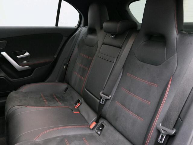 Mercedes-Benz A-KLASSE 160 Business Solution AMG Handgeschakeld AMG Line | Night Pakket | Panorama Schuif-Kanteldak | Sfeerverlichting | Memory Voorstoelen | MultiBeam Koplampen. Inclusief 24 maanden MB Certified garantie voor Europa.