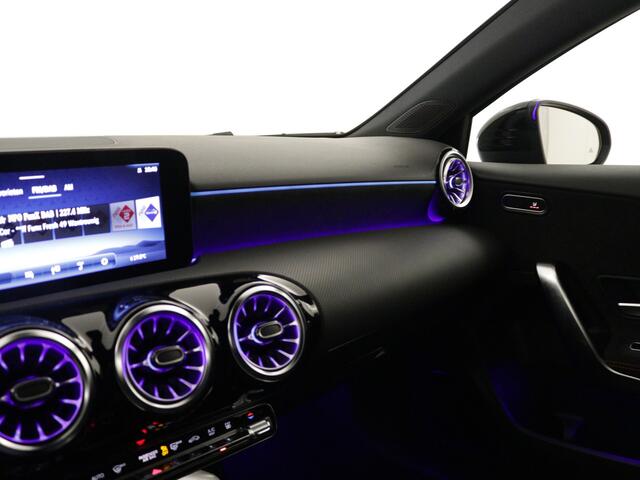 Mercedes-Benz A-KLASSE 250 e AMG Line | Nightpakket | Premium Pack | Extra USB-poorten | KEYLESS GO | Dodehoekassistent | Sfeerverlichting | Verwarmde stoelen vooraan | Parkeerpakket met achteruitrijcamera |