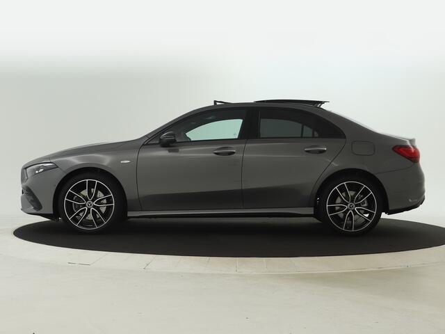Mercedes-Benz A-KLASSE 250 e Business Solution AMG | Trekhaak | Nightpakket | Premium Plus pakket | Parkeerpakket met 360°-camera | Dodehoekassistent | KEYLESS GO-comfortpakket | Extra USB-poorten | Spiegelpakket | Head-up display |