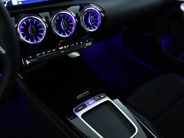 Mercedes-Benz A-KLASSE 250 e Business Solution AMG | Trekhaak | Nightpakket | Premium Plus pakket | Parkeerpakket met 360°-camera | Dodehoekassistent | KEYLESS GO-comfortpakket | Extra USB-poorten | Spiegelpakket | Head-up display |
