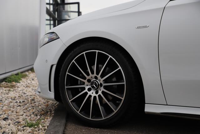 Mercedes-Benz A-KLASSE 200 Business Solution AMG Night 164PK Automaat 19 inch Panoramadak Massage Sfeerverlichting Widescreen Multibeam LED Navigatie Achteruitrijcamera Elektrische Stoelen