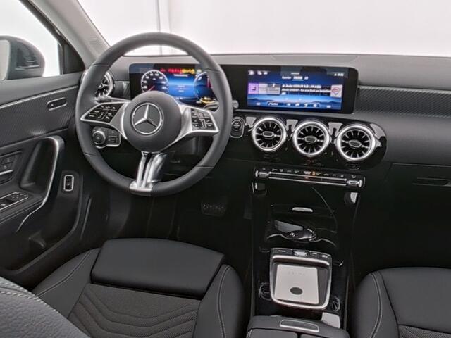 Mercedes-Benz A-KLASSE 250 e Face Lift Plug-In Hybride | Keyless Go | Stuur en Stoelverwarming | Sfeerverlichting | LED | Parkeerpakket met Camera | Inclusief 24 maanden Mercedes-Benz Certified garantie voor Europa.
