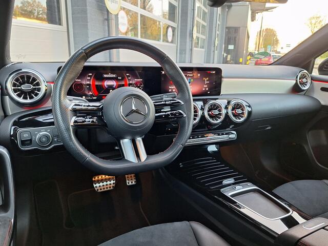 Mercedes-Benz A-KLASSE 250 e AMG Line | Premium | Night pakket | Panoramadak | Achteruitrijcamera | Stoelverwarming | Multibeam LED | Sfeerverlichting | Dodehoekassistentie | Keyless-GO