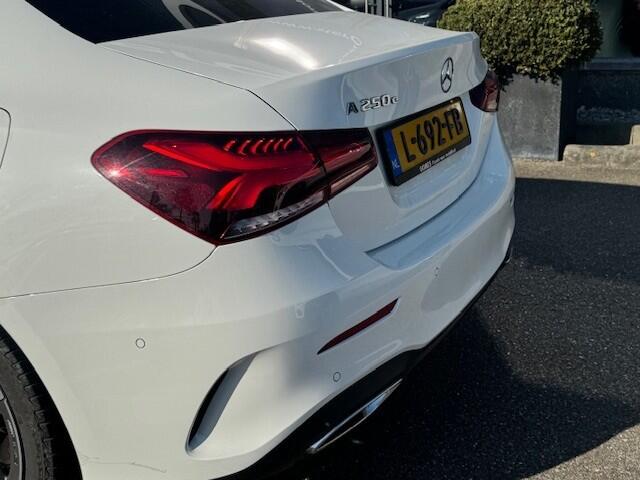 Mercedes-Benz A-KLASSE 250 e Business Solution AMG Limited l Panoramaschuifdak l DISTRONIC PLUS l Trekhaak l l Memory stoelen l 360 camera l Sfeerverlichting l Apple CarPlay l Leder l Stoelverwarming l Widescreen l Sfeerverlichting l Airco l LED l Keyless Go l Night pakket l LE