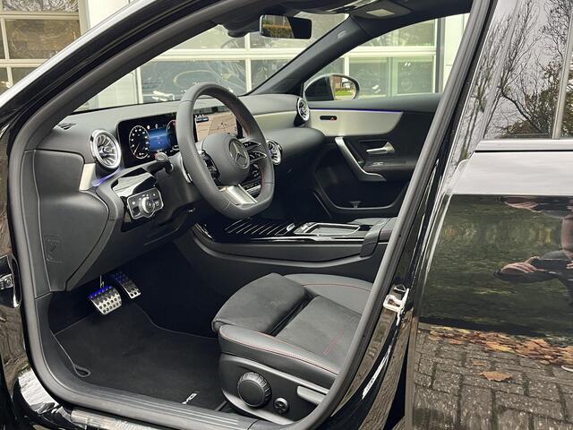 Mercedes-Benz A-KLASSE Limousine 250 e Star Edition AMG Line | Panoramadak | Night Pakket | Dodehoekassistent | MULTIBEAM LED koplampen | Stoelverwarming | Sfeerverlichting | Sierdelen Aluminium | Elektrisch Inklapbare Buitenspiegels | Achteruitrijcamera | Parkeersensoren