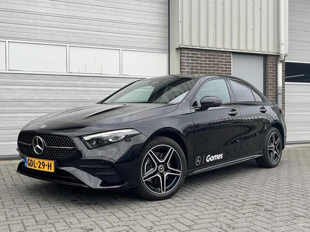 Mercedes-Benz A-KLASSE Limousine 250 e Star Edition AMG Line | Panoramadak | Night Pakket | Dodehoekassistent | MULTIBEAM LED koplampen | Stoelverwarming | Sfeerverlichting | Sierdelen Aluminium | Elektrisch Inklapbare Buitenspiegels | Achteruitrijcamera | Parkeersensoren