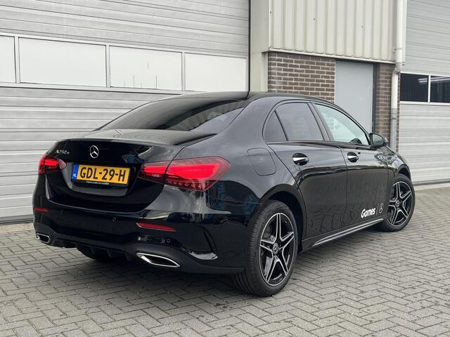 Mercedes-Benz A-KLASSE Limousine 250 e Star Edition AMG Line | Panoramadak | Night Pakket | Dodehoekassistent | MULTIBEAM LED koplampen | Stoelverwarming | Sfeerverlichting | Sierdelen Aluminium | Elektrisch Inklapbare Buitenspiegels | Achteruitrijcamera | Parkeersensoren