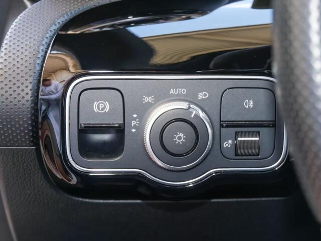 Mercedes-Benz A-KLASSE 250e AMG Line ** HP-LED, NAVI+, PANORAMA, DISTR, HuD, KEYLESS, 19-inch LMV ** 1e EIG - UNFALLFREI ** ** INFORMEER OOK NAAR ONZE AANTREKKELIJKE FINANCIAL-LEASE TARIEVEN **