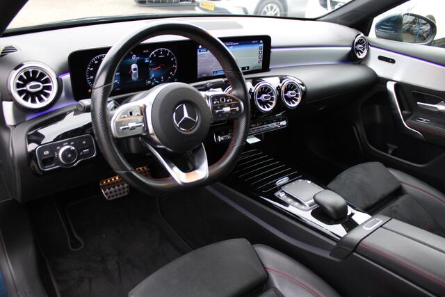Mercedes-Benz A-KLASSE 180 AUT7 AMG LINE 19'' SFEER WIDESCREEN CAMERA <<NL AUTO>>