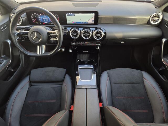 Mercedes-Benz A-KLASSE 200 AMG Line Automaat / Trekgewicht 1600 Kg / Stoelverwarming / Achteruitrijcamera / Navigatie / Keyless Entry/Start / Adaptief CC / Climate control / Parkeersensoren voor en achter /