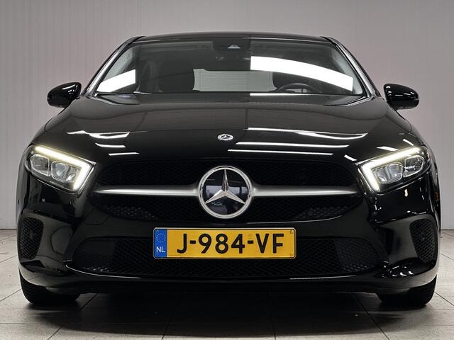Mercedes-Benz A-KLASSE 180 Business Solution/ Automaat!/ Wide-Screen/ Virtual Cockpit/ 16'' LMV/ Keyless-GO/ LED Koplampen/ DAB+/ Camera/ Navi/ Clima/ Cruise/ Lane-Assist./ Stoelverw./ Bluetooth/ Multi. LEDER. Stuur/ PDC V+A.