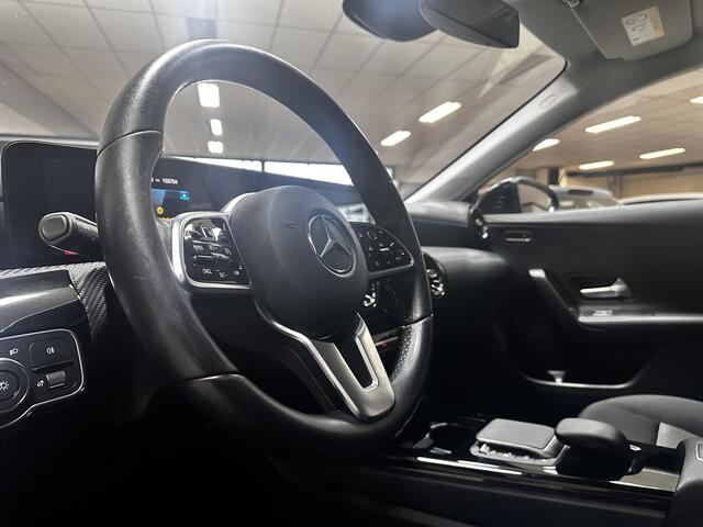 Mercedes-Benz A-KLASSE 180 Business Solution/ Automaat!/ Wide-Screen/ Virtual Cockpit/ 16'' LMV/ Keyless-GO/ LED Koplampen/ DAB+/ Camera/ Navi/ Clima/ Cruise/ Lane-Assist./ Stoelverw./ Bluetooth/ Multi. LEDER. Stuur/ PDC V+A.