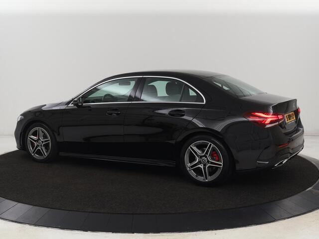 Mercedes-Benz A-KLASSE 200 AMG | Two-Tone Leder | Stoelverwarming | Carplay | Camera | Navigatie | Park Assist | Full LED | Climate control | Cruise control