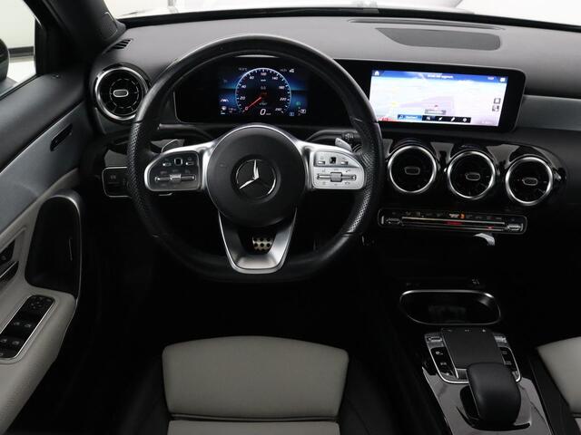 Mercedes-Benz A-KLASSE 200 AMG | Two-Tone Leder | Stoelverwarming | Carplay | Camera | Navigatie | Park Assist | Full LED | Climate control | Cruise control