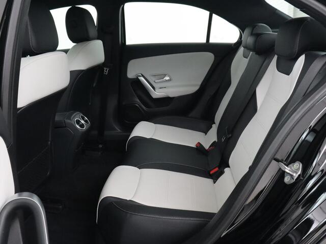 Mercedes-Benz A-KLASSE 200 AMG | Two-Tone Leder | Stoelverwarming | Carplay | Camera | Navigatie | Park Assist | Full LED | Climate control | Cruise control
