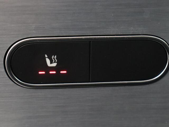 Mercedes-Benz A-KLASSE 200 AMG | Two-Tone Leder | Stoelverwarming | Carplay | Camera | Navigatie | Park Assist | Full LED | Climate control | Cruise control