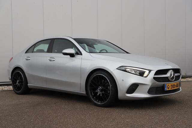 Mercedes-Benz A-KLASSE 200 Business Solution Automaat Half Leder Full LED Sportstoelen Widescreen Carplay Android Navigatie Achteruitrijcamera Clima Cruise 19 inch AMG Look Velgen Nieuwe Banden! Stoelverwarming