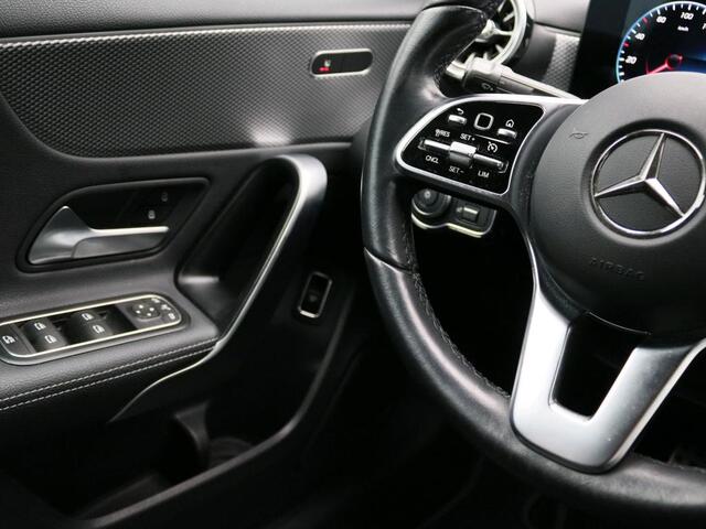 Mercedes-Benz A-KLASSE 180 Business Solution Luxury Ledkoplampen | Achteruitrijcamera | Sfeerverlichting | Spiegelpakket. Inclusief 48 maanden Mercedes-Benz Certified garantie voor Europa.