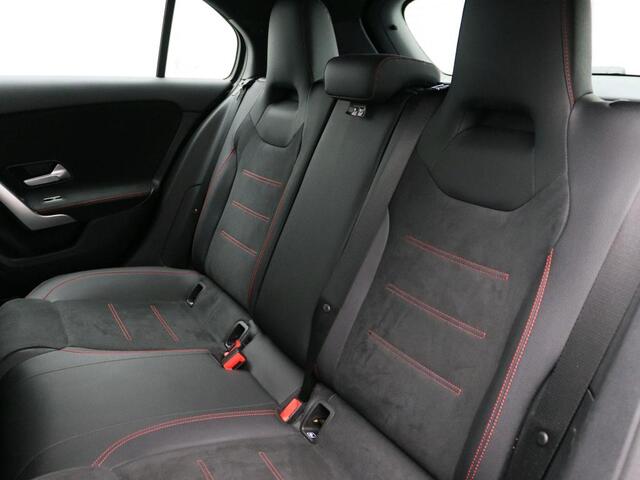 Mercedes-Benz A-KLASSE 180 Business Solution AMG AMG Line | Achteruitrijcamera | Apple CarPlay | Spiegelpakket | Dodehoekassistent. Inclusief 48 maanden Mercedes-Benz Certified garantie voor Europa.