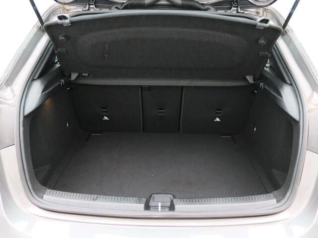 Mercedes-Benz A-KLASSE 180 Business Solution AMG AMG Line | Achteruitrijcamera | Apple CarPlay | Spiegelpakket | Dodehoekassistent. Inclusief 48 maanden Mercedes-Benz Certified garantie voor Europa.