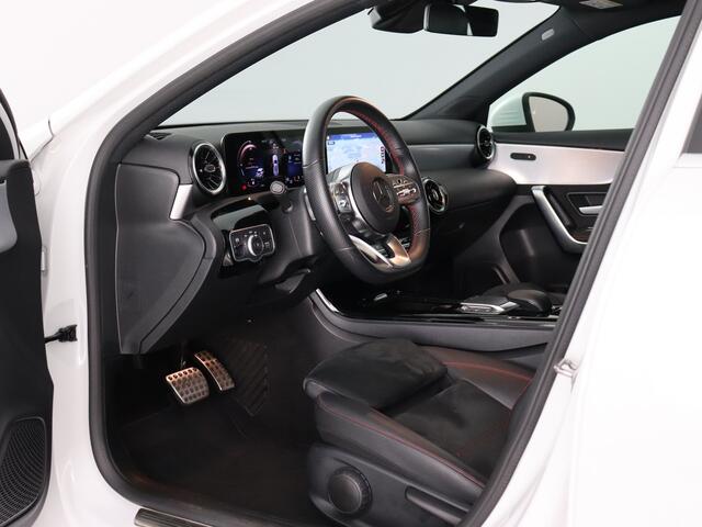 Mercedes-Benz A-KLASSE 200 AMG Line (Panodak / ACC / Full Led / Distronic+ / Carplay / 19 Inch / Digi dash)