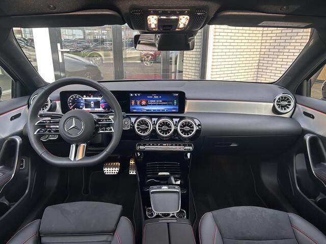 Mercedes-Benz A-KLASSE 180 Star Edition AMG Line | Panoramadak | Stoelverwarming | Cruise Control