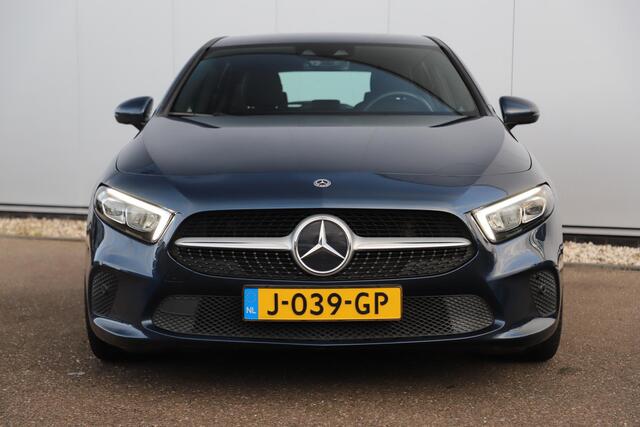 Mercedes-Benz A-KLASSE 160 Business Solution Luxury Automaat Sfeerverlichting Vol Leder Full LED Sportstoelen Widescreen Carplay Android Navigatie Achteruitrijcamera Clima Cruise 19 inch AMG Look Velgen Nieuwe Banden! Stoelverwarming