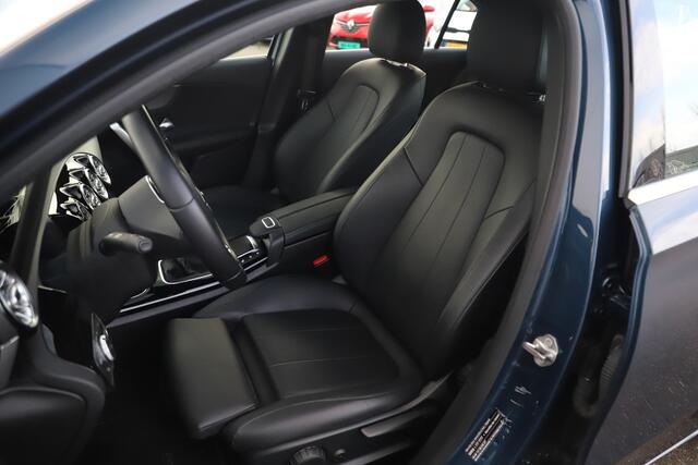Mercedes-Benz A-KLASSE 160 Business Solution Luxury Automaat Sfeerverlichting Vol Leder Full LED Sportstoelen Widescreen Carplay Android Navigatie Achteruitrijcamera Clima Cruise 19 inch AMG Look Velgen Nieuwe Banden! Stoelverwarming
