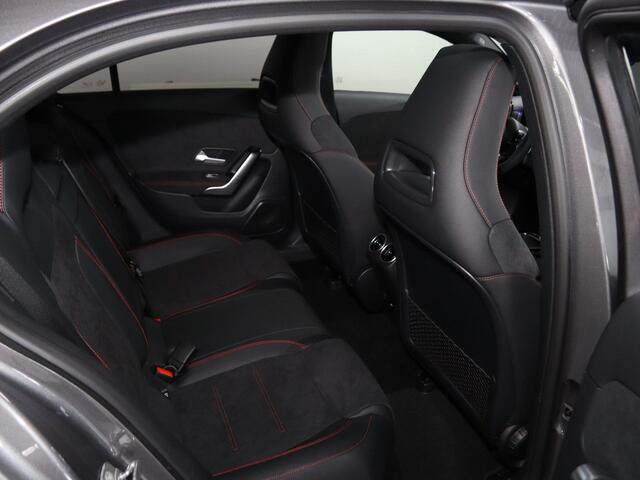 Mercedes-Benz A-KLASSE 250e Star Edition AMG Line | Night | Panoramadak | Sfeerverlichting | Stoelverwarming | Parkeercamera |