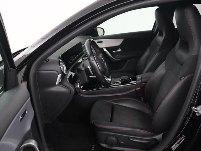 Mercedes-Benz A-KLASSE 180 AMG | Adaptive cruise | Trekhaak | Stoelverwarming | Camera | Leder/Alcantara | Sfeerverlichting | Navigatie | Park Assist | Full LED | Climate control | Bluetooth