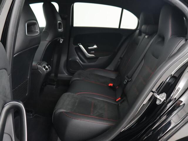 Mercedes-Benz A-KLASSE 180 AMG | Adaptive cruise | Trekhaak | Stoelverwarming | Camera | Leder/Alcantara | Sfeerverlichting | Navigatie | Park Assist | Full LED | Climate control | Bluetooth