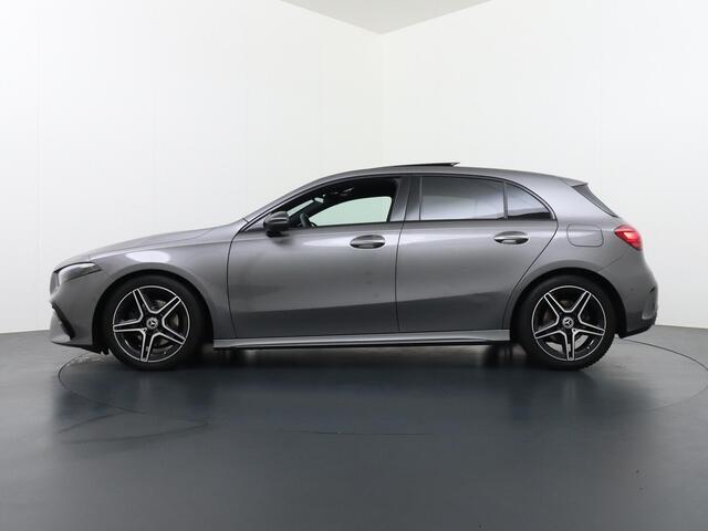 Mercedes-Benz A-KLASSE 200 AMG Line FACELIFT | 163PK | Night-pakket | Panoramadak | Ambienteverlichting | Dodehoek | Mountaingrau | Rijklaar + 12 mnd BOVAG garantie
