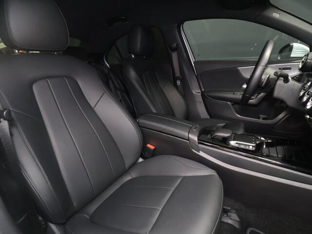 Mercedes-Benz A-KLASSE 200 Business Solution Luxury [TREKHAAK, CAMERA, PDC V+A, CRUISE CONTROL, BLUETOOTH TELEFOON, STOELVERWARMING, SFEERVERLICHTING, NAVIGATIE]