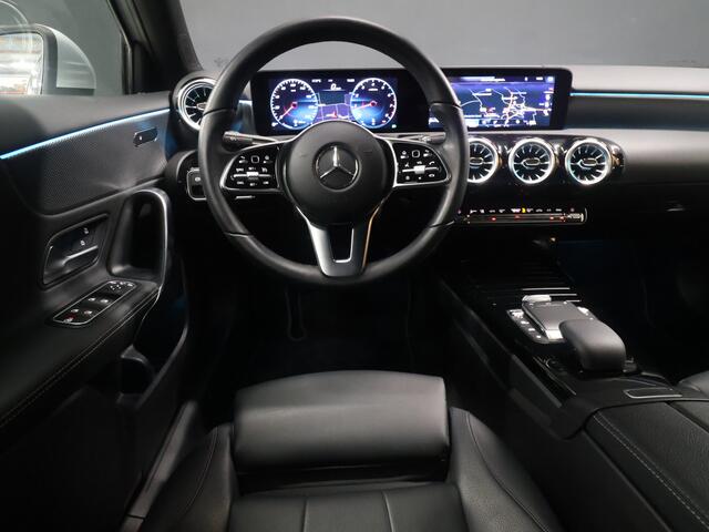 Mercedes-Benz A-KLASSE 200 Business Solution Luxury [TREKHAAK, CAMERA, PDC V+A, CRUISE CONTROL, BLUETOOTH TELEFOON, STOELVERWARMING, SFEERVERLICHTING, NAVIGATIE]
