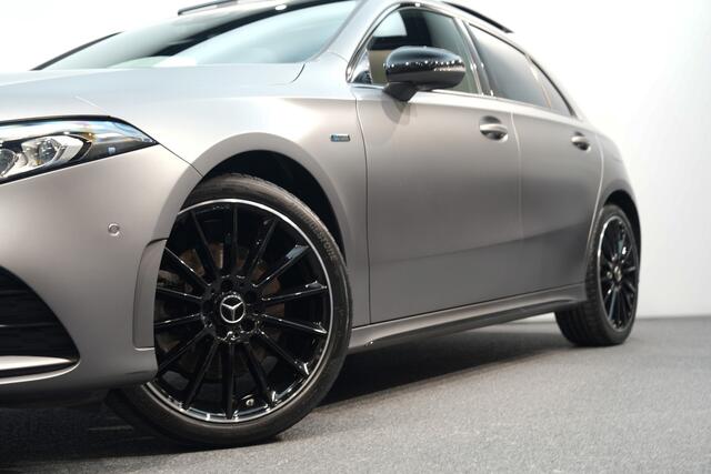 Mercedes-Benz A-KLASSE 250 e AMG MATGRIJS ? PANO ? CAMERA ? 19" ? NIGHT ? SFEER ? MBUX-HIGH END