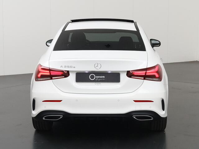 Mercedes-Benz A-KLASSE 250 e AMG Line | Panoramadak | Rij assistentiepakket | Night pakket | 19" lichtmetalen velgen |