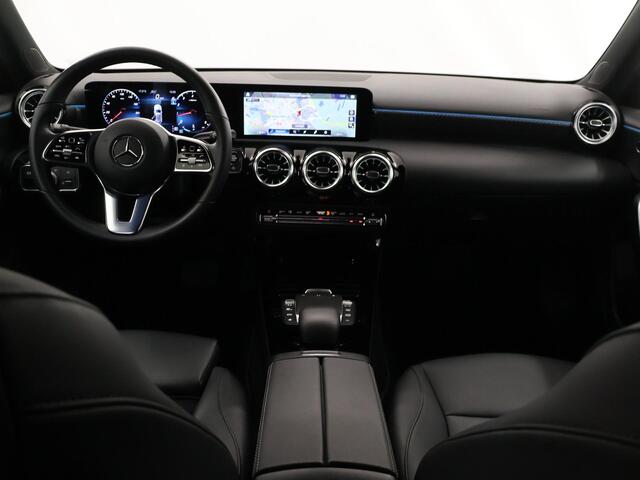 Mercedes-Benz A-KLASSE 180 Luxury Line | Premium Pack | Distronic | Apple Carplay |Stoelverwarming |