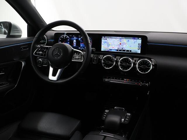 Mercedes-Benz A-KLASSE 180 Luxury Line | Premium Pack | Distronic | Apple Carplay |Stoelverwarming |