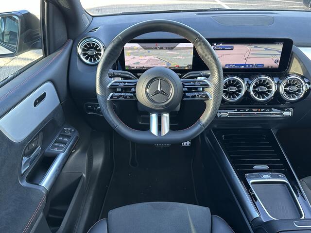 Mercedes-Benz B-KLASSE 200 AMG Line l Distronic l Panoramaschuifdak l MBUX l Achteruitrijcamera l Multispaaks l sportief motorgeluid l Keyless l Stoelverwarming l Multibeam l draadloos opladen voor l