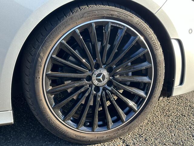 Mercedes-Benz B-KLASSE 200 AMG Line l Distronic l Panoramaschuifdak l MBUX l Achteruitrijcamera l Multispaaks l sportief motorgeluid l Keyless l Stoelverwarming l Multibeam l draadloos opladen voor l