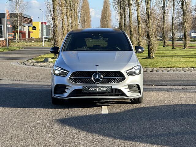 Mercedes-Benz B-KLASSE 200 AMG Line l Distronic l Panoramaschuifdak l MBUX l Achteruitrijcamera l Multispaaks l sportief motorgeluid l Keyless l Stoelverwarming l Multibeam l draadloos opladen voor l