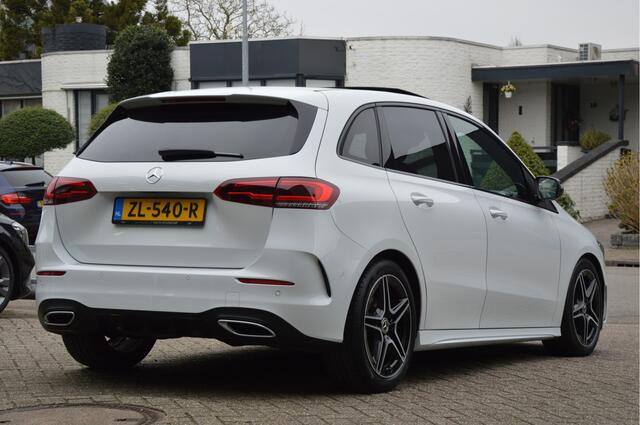 Mercedes-Benz B-KLASSE 180 AMG | LED | CARPLAY | CAMERA | PANODAK | NIGHTPAKKET | CRUISE | CLIMA | ENZ