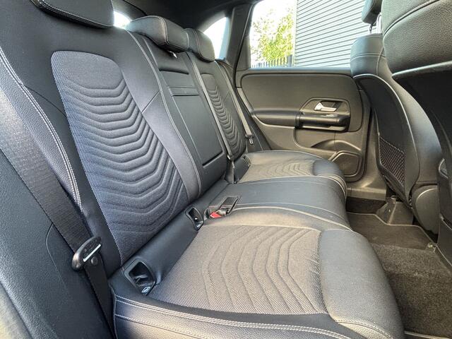 Mercedes-Benz B-KLASSE 180 Business Solution | Automaat | Panormadak | Stoelverwarming |