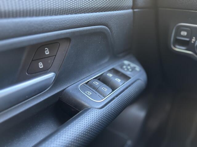 Mercedes-Benz B-KLASSE 180 Business Solution | Automaat | Panormadak | Stoelverwarming |