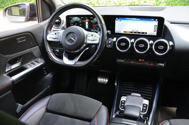 Mercedes-Benz B-KLASSE 180 Business Solution AMG Automaat/Led/Navi/Pdc/Ecc/Stoelverwarming/Cr-Controle/Privacy-Glas/18-Inch Lmv/Apple Carplay/Android