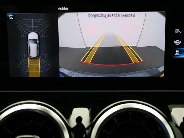 Mercedes-Benz B-KLASSE 180 AMG Nightpakket | Panoramadak | Parkeerpakket met Camera | Augmented Reality | Car Play | Inclusief 24 maanden Mercedes-Benz Certified garantie voor Europa.