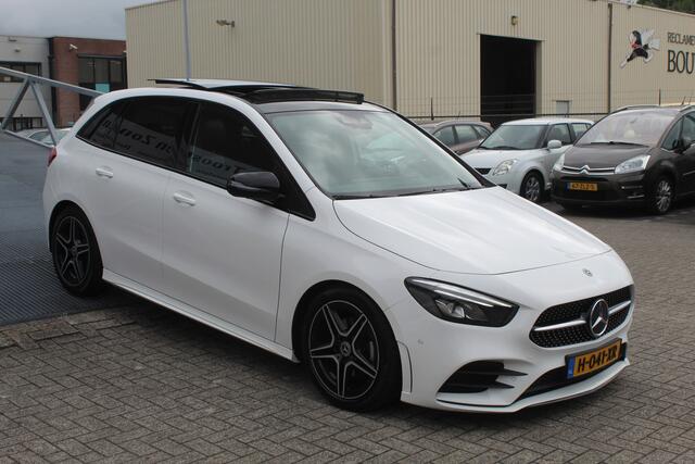 Mercedes-Benz B-KLASSE 180 Business Solution AMG Night pakket/Panoramadak/Navigatie/Apple carplay/Achteruitrijcamera/Parkeersensoren rondom/Dodehoek detectie/Cruise control/DAB/18'' Lichtmetalen velgen.